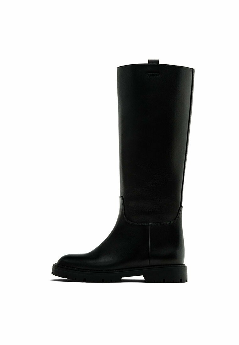 Botte haute en cuir noir jusqu'au genou avec un bout rond, une semelle épaisse et un design minimaliste. Texture lisse et petite languette de traction en haut.