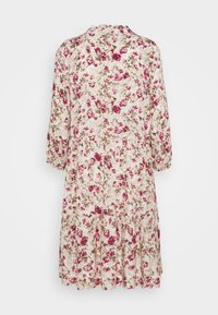 Blumenkleid in Midi-Länge mit Dreiviertelärmel, aus leichtem Stoff gefertigt. Es hat ein rosa, rotes und beiges Rosenmuster auf einem cremefarbenen Hintergrund.