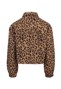 Korte top in bruine stof met zwart luipaardprint. Heeft een kraag, een geplooide achterkant en elastische manchetten. Over het geheel een gladde textuur.