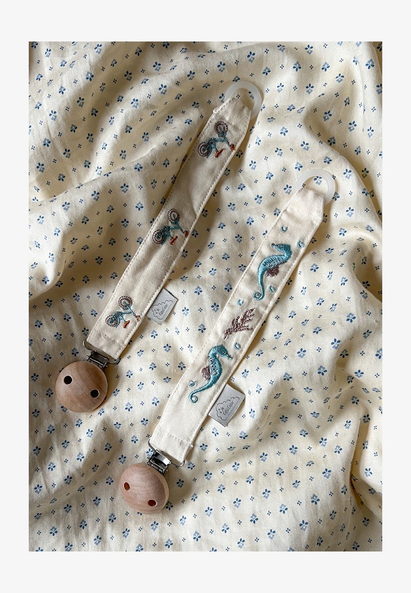 Cam Cam Copenhagen EMBROIDERED PACIFIER HOLDER - Lažni lanac - sea garden