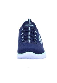 Bottines de sport en maille navy avec semelle blanche, présentant des lacets élastiques et des accents bleu clair sur la tige et le logo. Design à bout arrondi.
