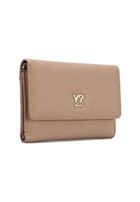 Portafoglio in pelle grigia con chiusura a pattina, caratterizzato da un logo dorato sul fronte e bordi cuciti per una maggiore durata.