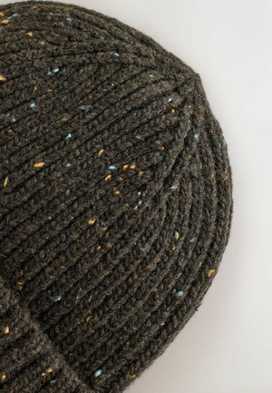 Dzianinowa ciemnoszara czapka beanie o prążkowanej teksturze, z kolorowymi plamkami żółtego, niebieskiego i pomarańczowego koloru. Okrągły kształt na górze.