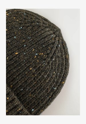 Virkattu tummanharmaa pipo, jossa on ribbikuvio ja värikkäitä sävyjä keltaisesta, sinisestä ja oranssista. Pyöreä muoto ylhäällä.