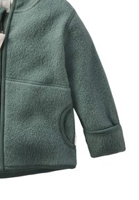 Grüne Fleecejacke mit strukturierter Oberfläche, Reißverschluss und zwei Seitentaschen. Verfügt über einen runden Kragen und umgeschlagene Bündchen.