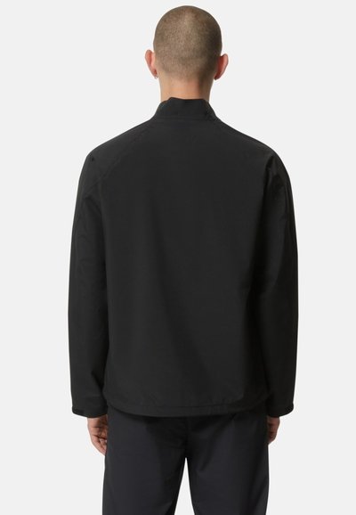 Giacca casual nera con un design minimalista, dotata di un colletto alto e una texture morbida. La parte posteriore presenta una costruzione senza cuciture.