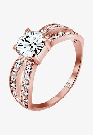 Rozen gouden ring met een grote heldere ronde steen en kleinere stenen langs gedraaide banden; gemarkeerd met 925 aan de binnenkant van de band voor sterling zilver.