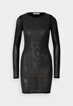 Robe noire à manches longues avec une coupe ajustée, présentant un léger voile en mesh et des clous argentés dispersés pour un effet texturé.