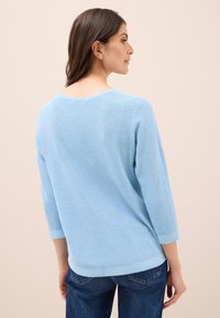 Maglione lavorato a maglia azzurro chiaro con scollatura ampia e maniche a tre quarti, caratterizzato da un motivo testurizzato e una vestibilità rilassata.