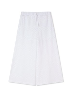 Pantaloni bianchi a gamba larga cropped con un sottile motivo a zigzag e vita elastica con coulisse su sfondo uniforme.