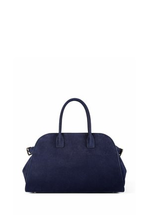 Navyblauwe suède handtas met twee afgeronde handvatten, gestructureerde vorm en details met zijgespen op een witte achtergrond.