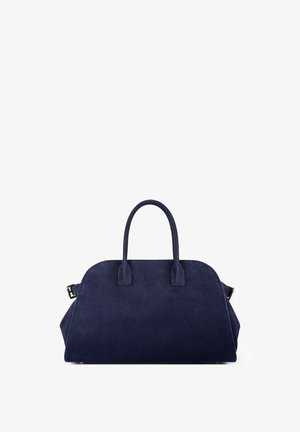 Sac à main en daim bleu marine avec deux poignées arrondies, corps structuré et détails de boucle latérale sur fond blanc.