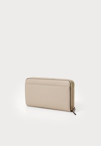 Portafoglio in pelle beige con chiusura a zip, forma rettangolare, superficie texturizzata e un accento liscio lungo i bordi.