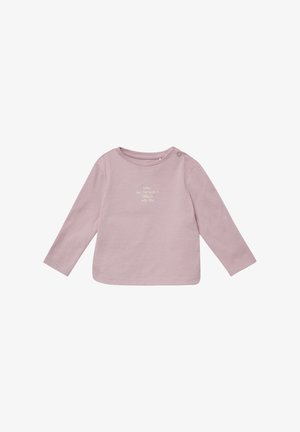 Lange mouwen lichtroze katoenen shirt met een ronde halslijn en decoratieve knopen op één schouder, met de tekst "Lach en de wereld lacht met je mee."