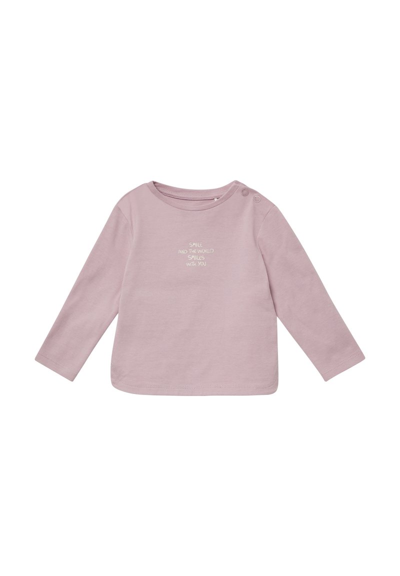Lange mouwen lichtroze katoenen shirt met een ronde halslijn en decoratieve knopen op één schouder, met de tekst "Lach en de wereld lacht met je mee."