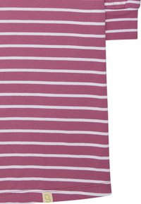 T-shirt a maniche corte color marrone bordeaux con righe orizzontali bianche, materiale in morbido cotone e una piccola etichetta del logo all'orlo.