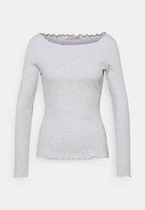 Lichtgrijs, geribd, langärmelig topje met geschulpte randen aan de halslijn, manchetten en zoom, tentoongesteld tegen een effen achtergrond.