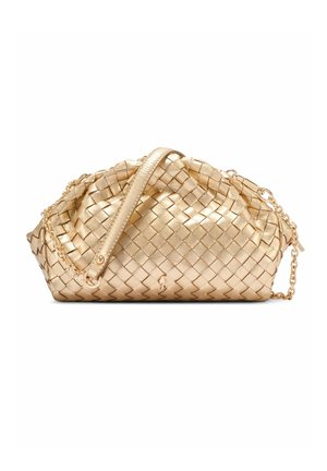 Złota kopertówka z plecionej skóry z łańcuszkowym paskiem i gładkim skórzanym uchwytem na górze.