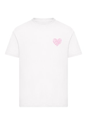 Biała koszulka z krótkim rękawem z małym różowym sercem złożonym z kwiatowych wzorów na lewej części klatki piersiowej.