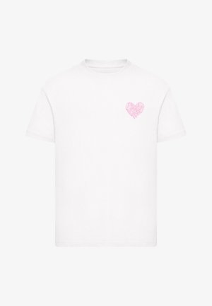 Maglietta bianca a maniche corte con un piccolo cuore rosa composto da motivi floreali sulla zona del petto sinistro.