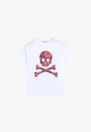 Camiseta de algodón blanca con un gráfico colorido de una calavera roja y huesos cruzados azules en el frente. Mangas cortas y cuello redondo.