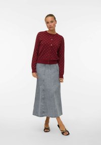 Burgundia kardigan valgete laikudega ja nuppudega, koos heledast hallist denim maxi seelikuga. Omab pikki varrukaid ja sirget ääre. 