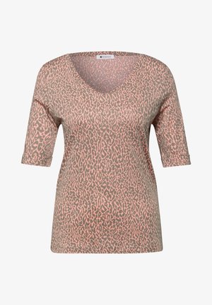 Dames V-hals shirt met roze en grijze luipaardprint, voorzien van ellebooglange mouwen met omgeslagen manchetten.