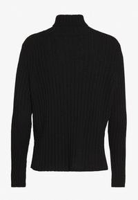 Sort ribstrikket rullekrave-trøje med lange ærmer, figursyet silhuet og et tekstureret stof, der har en høj krave og en lige kant.
