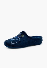 Modré chlupaté bačkory s motivem herního ovladače, vybavené vyšitým textem "Stiskněte Start." Měkká textura, otevřená zadní část a plochá podrážka.