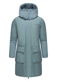 Padded parka svijetloplave boje, s visokim ovratnikom, dva prednja džepa i ravnim krojem. Glatka tekstura s minimalnim detaljima.