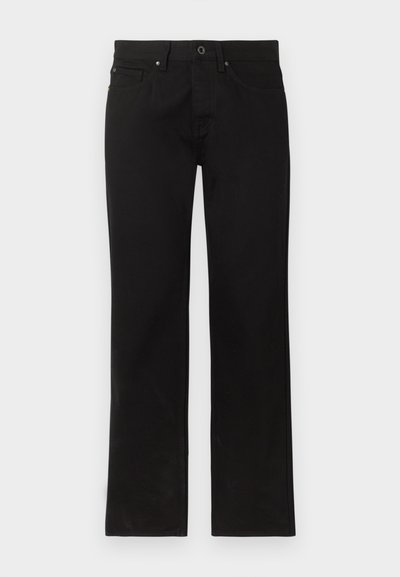 Μαύρα τζιν με ίσιο πόδι, κλείσιμο με κουμπί και φερμουάρ, τσέπες εμπρός και πίσω, εμφανίζονται επίπεδα σε λευκό φόντο.