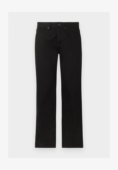 Μαύρα τζιν με ίσιο πόδι, κλείσιμο με κουμπί και φερμουάρ, τσέπες εμπρός και πίσω, εμφανίζονται επίπεδα σε λευκό φόντο.