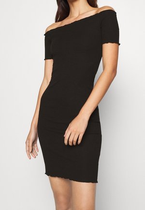 Robe noire côtelée, décolletée épaule, à manches courtes, design ajusté et ourlet en dentelle. Texture lisse et silhouette près du corps.