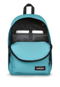 Mochila turquesa con un compartimento principal, una sección negra acolchada para laptop y un bolsillo exterior con solapa, con cierres dobles y un parche de logo.