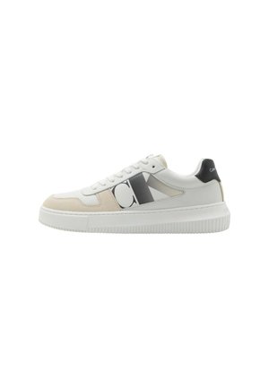 Sneaker bianco e beige realizzato in pelle liscia e suede. Presenta un logo "CK" in grigio ben visibile e una suola bianca zigrinata.