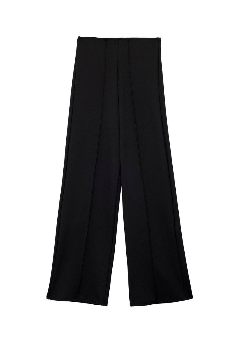 Zwarte wijde broek gemaakt van zachte stof, met een hoge taille en twee voorplooien voor een gestructureerde look. Geen patronen of versieringen.