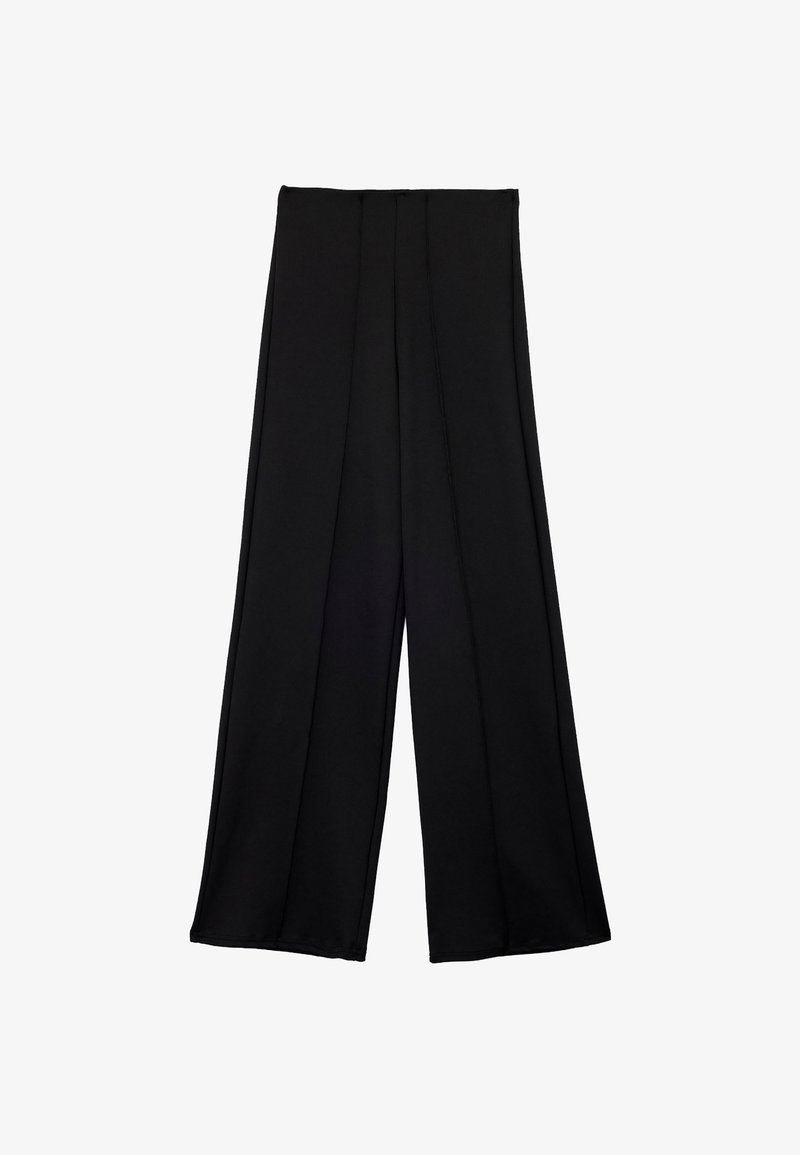 Zwarte wijde broek gemaakt van zachte stof, met een hoge taille en twee voorplooien voor een gestructureerde look. Geen patronen of versieringen.