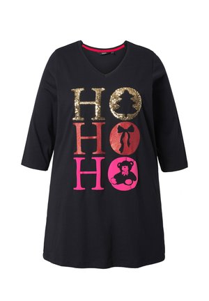 Tunika nera con scollo a V, caratterizzata da un testo in paillettes "HO HO HO" in oro e rosso, con una grafica di un orsetto rosa sulla parte frontale. Materiale in cotone morbido.