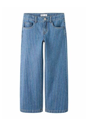 Mėlyni platėjančių kojų džinsai iš džinsinio audinio su vertikaliomis baltomis smulkiomis juostelėmis, priekinėmis kišenėmis, diržo kilpomis ir sagos užsegimu juosmens srityje.