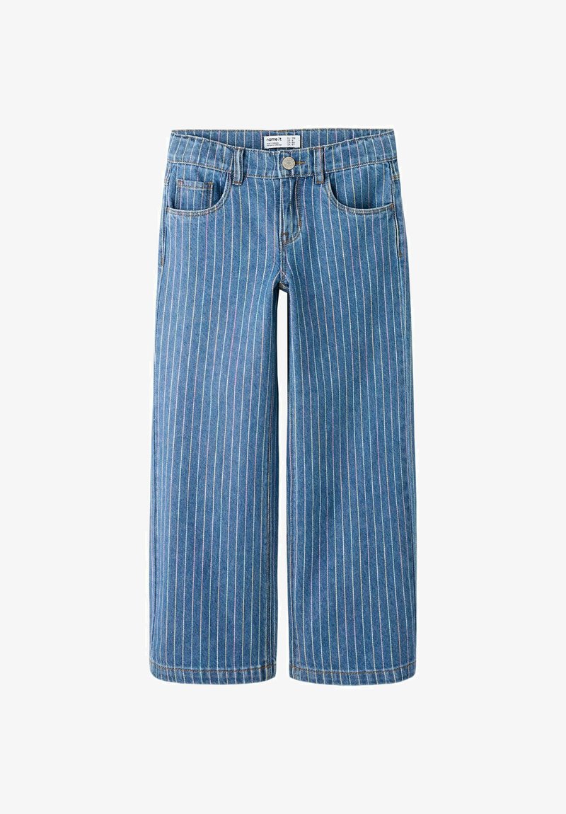 Jeans en denim bleu à jambes larges avec des fines rayures blanches verticales, poches avant, passants pour ceinture et fermeture par bouton à la taille.