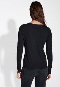 Schwarzer Pullover mit langen Ärmeln, gerippter Ausschnitt, enganliegendes Design, mittelschwere Strickware, glatte Textur und subtile Nahtdetails am Rücken.