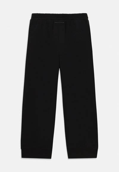 Czarne spodnie dresowe ze ściągaczem w pasie, szerokimi nogawkami i ściągaczami przy kostkach. Wykonane z miękkiego, elastycznego materiału.