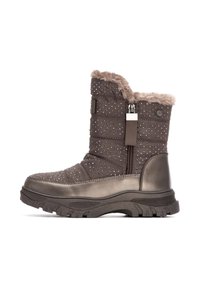 Bota de invierno acolchada en marrón con borde de piel sintética, cremallera lateral, patrón de tachuelas y suela de goma texturizada para tracción y soporte.