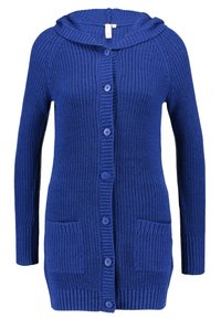 Niebieski dziergany kardigan z kołnierzem typu szalowego, zapinany na guziki z przodu, z prążkowanymi mankietami i dwoma kieszeniami z przodu. Teksturowana tkanina dodaje ciepła i głębi.