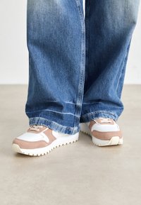 TOOTHY RUNNER IRREGULAR LINES  - Sneakers - bright white/tuscany