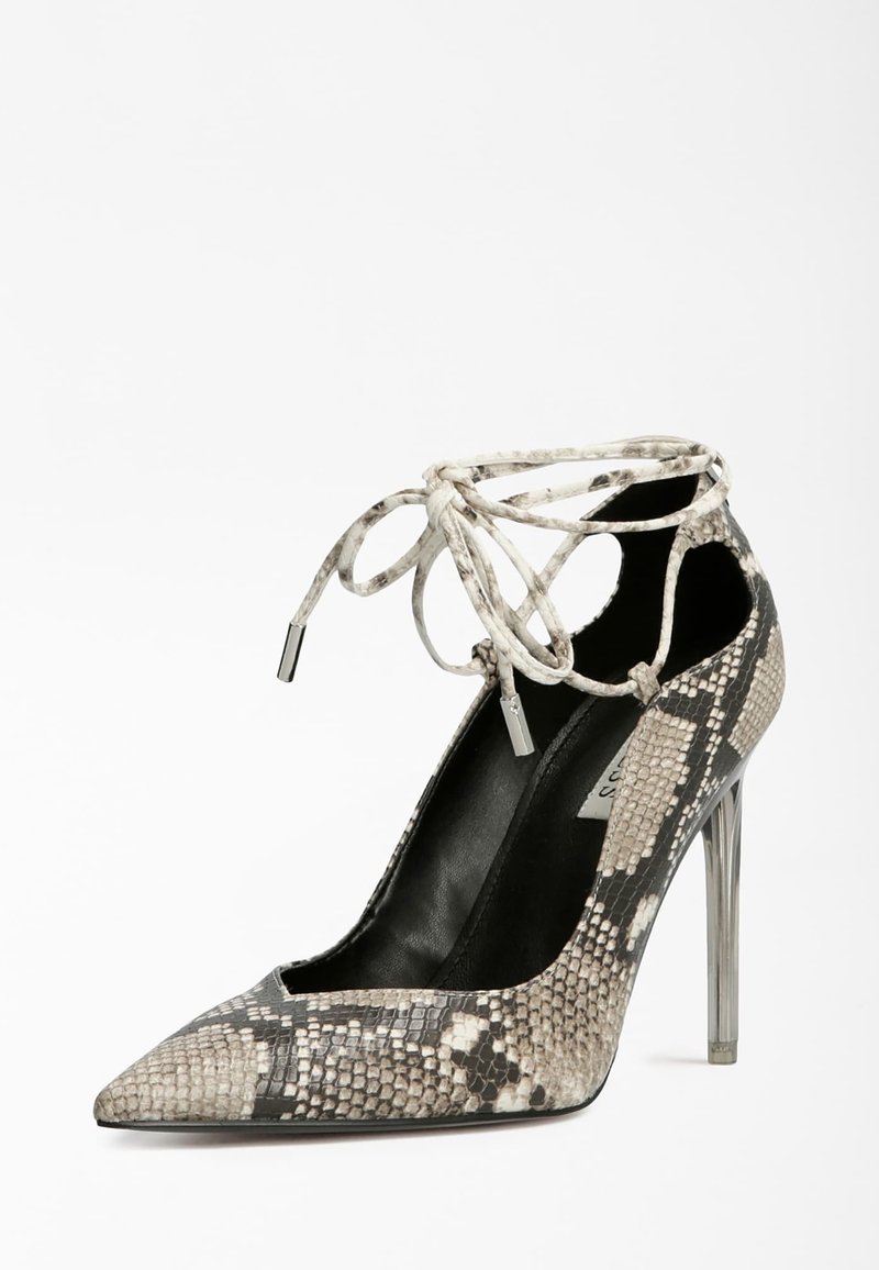 Chaussure à talon stiletto à bout pointu avec motif peau de serpent et brides à lacets à la cheville en tons beige, noir et gris sur fond blanc.