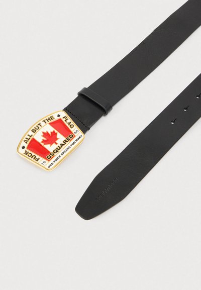 Μαύρη δερμάτινη ζώνη με παραλληλόγραμμη χρυσή αγκράφα που φέρει την κόκκινη και λευκή σημαία του Καναδά και έντονο κείμενο της μάρκας.
