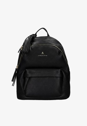 Zaino in pelle nera dalla texture ruvida con tasca frontale, manico superiore, tiretti con nappine per la cerniera e logo dorato "L'ATELIER DU SAC".