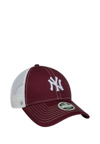 Weinrote Baseballmütze mit einem weißen Netzrücken, versehen mit einem erhöhten, gestickten Logo. Gebogener Schirm und verstellbarer Snapback-Verschluss.