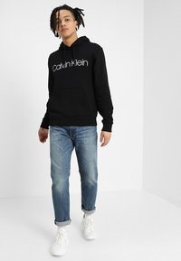 Calvin Klein LOGO HOODIE - Sweatshirt - perfect black